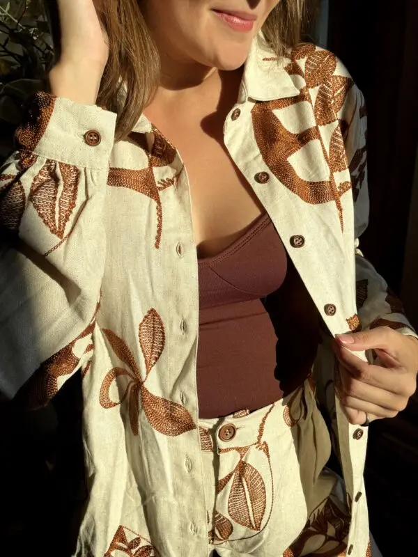 CAMISA LINHO BORDADA (AREIA)